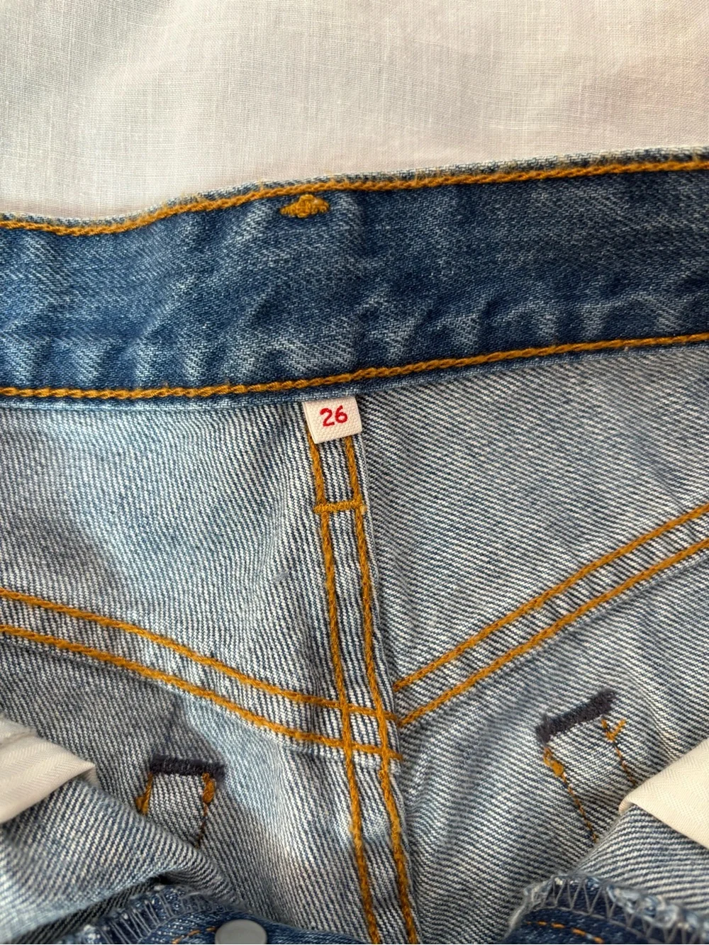 Levi’s women’s jean shorts size26 button fly raw hem 100% cotton medium wash